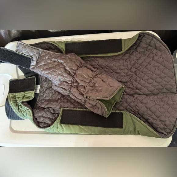 Windproof dog coat w/harness hole, flexible collar - Picture 2 of 5